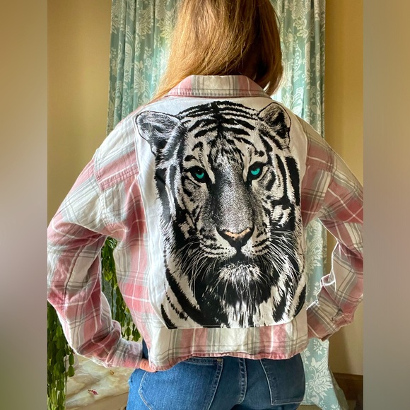 American Eagle Outfitters Tops - American Eagle cropped tiger plaid button down